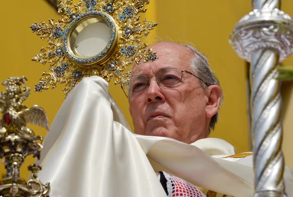 CARDENAL PERUANO DESAFIA A FRANCISCO DESPUES DE MUERTO