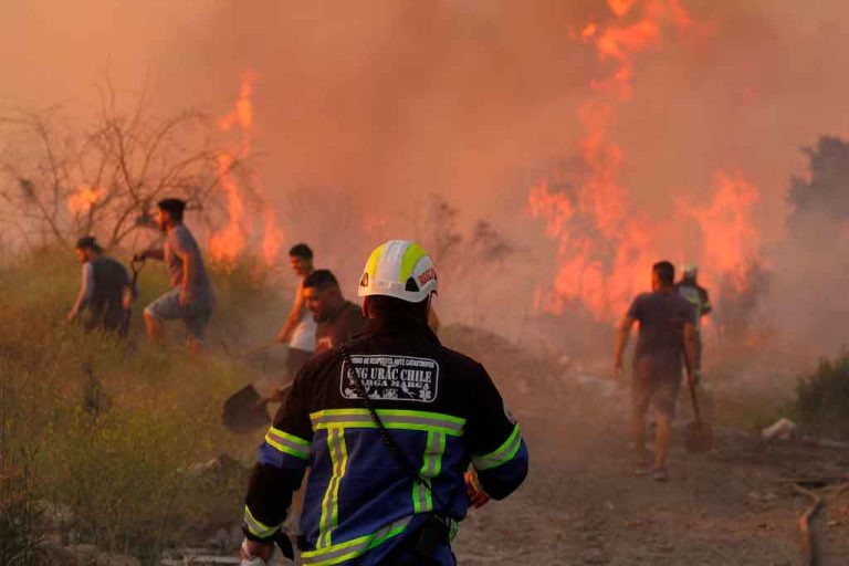 EVACÚAN SECTORES EN TRES REGIONES DE CHILE POR INCENDIOS FORESTALES ...